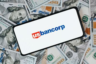 Is U.S. Bancorp Stock Underperforming the S&P 500?