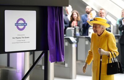 Queen Elizabeth wore crown to bath her kids