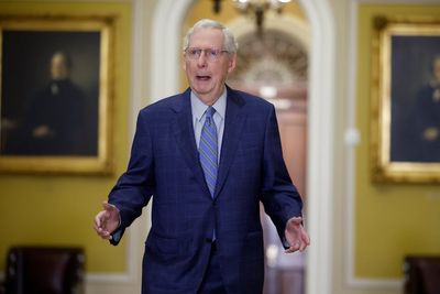 Mitch McConnell gets standing ovation after speech with indirect swipe at Trump