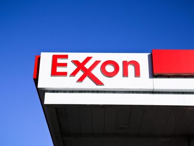 Jim Cramer: Exxon Is 'Overvalued' Versus Rival Oil Giant, Avoid Lumen Technologies