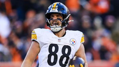 Steelers TE Pat Freiermuth Makes Hilarious Comment Amid George Pickens’s Absence