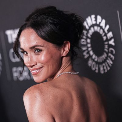 Meghan Markle's Makeup Artist Finally Reveals the Secret to Her Glowing Shoulders: Liquid Highlighter Drops