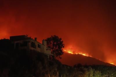 Brushfire Threatens Malibu, Pepperdine University Evacuated Amid Santa Anas