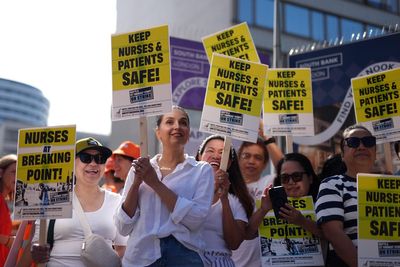 Teachers and nurses warn Rachel Reeves of strike action over 2.8% pay rise proposal