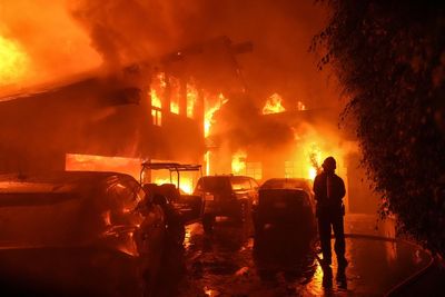 Malibu wildfire: Cher and Dick Van Dyke among 20,000 fleeing Franklin Fire in California