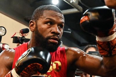 Floyd Mayweather issues statement after he was confronted by angry crowd in London's Hatton Garden