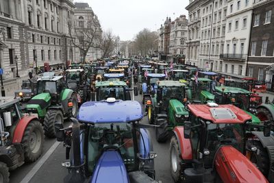 Farmers' protest LIVE: Gridlock as hundreds of tractors join slow drive through Westminster