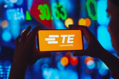 Is TE Connectivity Stock Underperforming the S&P 500?