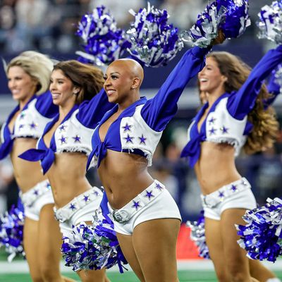 Dallas Cowboys Cheerleader Armani Latimer Makes Her Alopecia the Headline During Monday Night Football