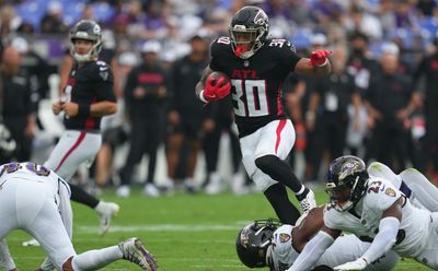 Falcons place rookie on injured reserve list, sign running back