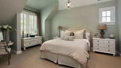 5 items you should never store in a guest room