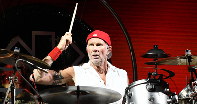 “It’s going to get really loud, ready? Beat it!”: Chad Smith showcases drum prowess in new home studio