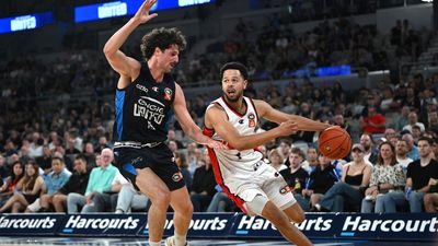 Hawks thump United in top-of-the-table NBL blockbuster