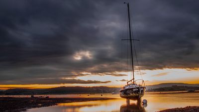 I had no time to lose when photographing this golden sunset, so I turned my camera bag into an impromptu tripod...