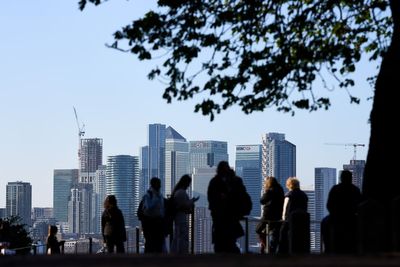 London stocks dip after UK economy contracts