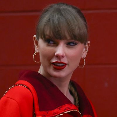 Taylor Swift Sweetly Dishes on Travis Kelce With a Young Swiftie at Children's Hospital