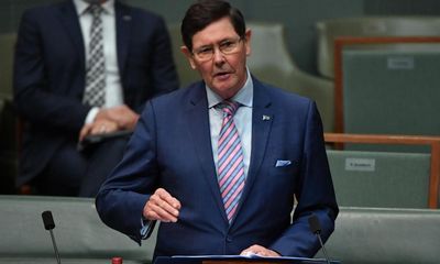 Kevin Andrews: politicians across the spectrum pay tribute to former Liberal defence minister after death at 69