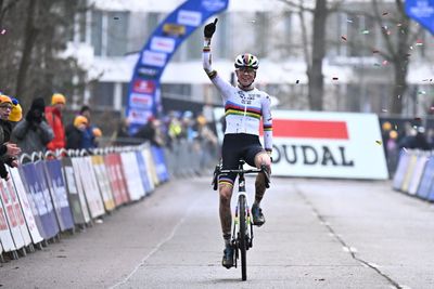 World Champion Fem van Empel comfortably wins women's race in Herentals