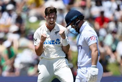 England struggle to 54 for two at lunch in Hamilton