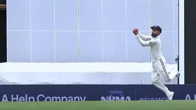 Virat Kohli gestures 'keep quiet' to Gabba crowd after a sharp catch - Watch