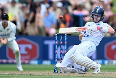 Batting collapse puts England on the back foot against New Zealand