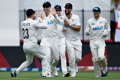 England struggle in Hamilton as New Zealand dominate third Test