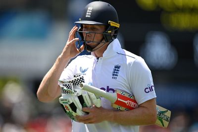 England hopes of series whitewash in New Zealand fade after battling collapse