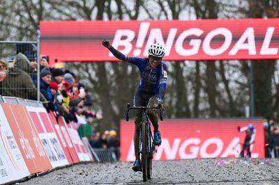 Ceylin Alvarado wins brutal cyclocross UCI World Cup race in Namur