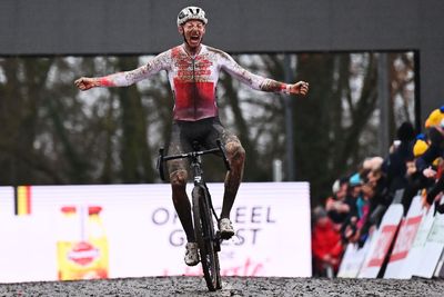 Michael Vanthourenhout wins men's Namur UCI World Cup after a dramatic final lap