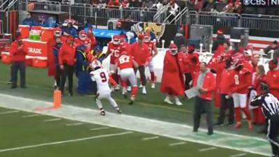 Travis Kelce Misses Key Early Play After Awkward Sideline Collision