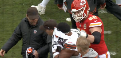 The Chiefs’ Joe Thuney showed great sportsmanship after accidentally poking Myles Garrett in the eye