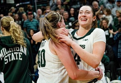 Spartans remain unbeaten, top Iowa in ranked matchup