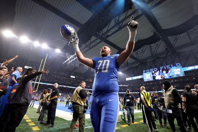 All 6-foot-9, 330 pounds of Dan Skipper catches TD pass for Lions