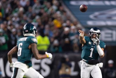 Sights and sounds from first half as Eagles hold a 17-13 lead over Steelers