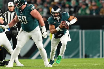 Jalen Hurts keeps ‘the main thing, the main thing’ as Eagles win 10th straight