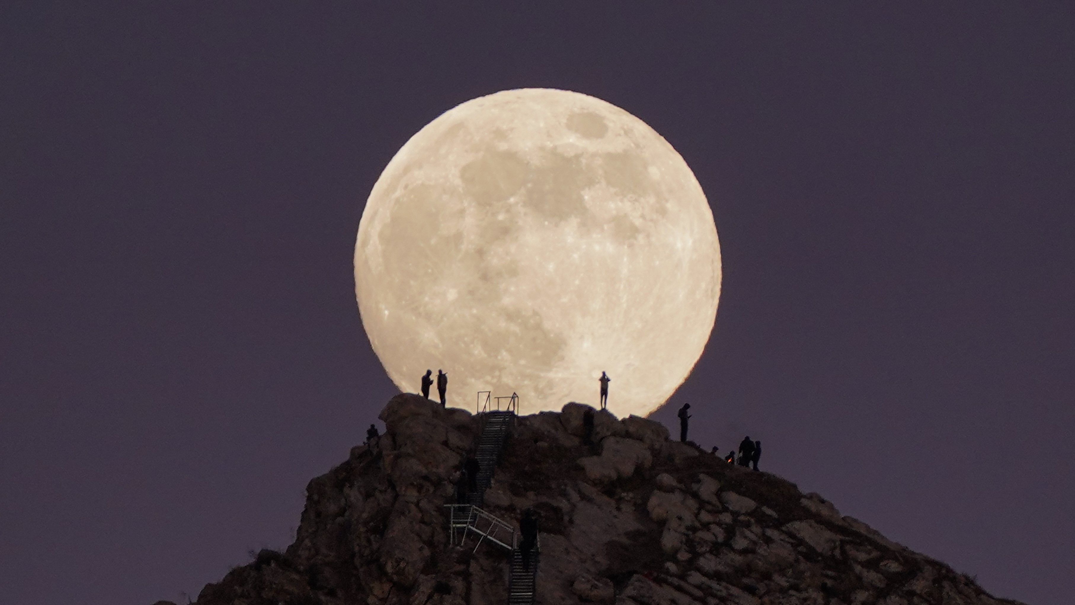 December full moon 2024 Cold Moon puts on a dazzling…