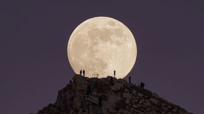 December full moon 2024: Cold Moon puts on a dazzling show for skywatchers worldwide (photos)