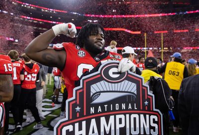 Former UGA DL flexes Georgia ‘G’ on transfer visit to Penn State