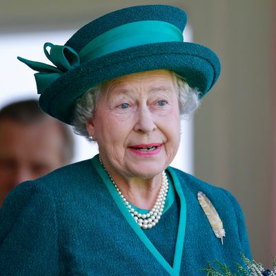 Queen Elizabeth Hilariously Shuts Down Photographer Annie Leibovitz With Brutal Comeback in Resurfaced Video