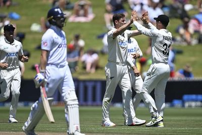 New Zealand thrash England by 423 runs for consolation victory