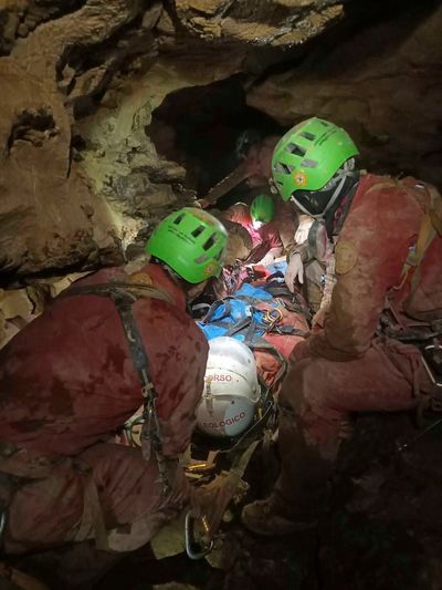 Rescue of injured spelunker from Italian cave clears a difficult passage on Day 4