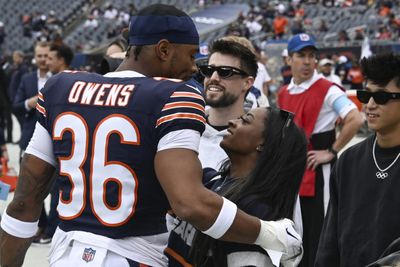 Simone Biles and Jonathan Owens shared an adorable handshake before Bears-Vikings