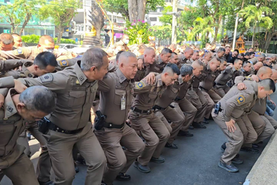 Thong Lor police do squats to atone for drunken misbehaviour