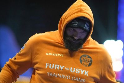 Tyson Fury confuses fans with bizarre open workout as dad John 'out of corner team'