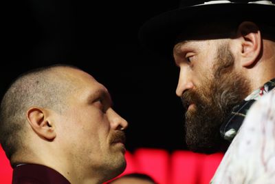 Video: Oleksandr Usyk, Tyson Fury lock in for absurdly long faceoff