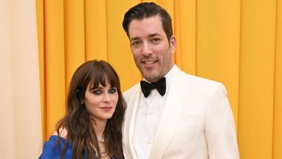 Zooey Deschanel and Johnathan Scott's Christmas decor uses a trending color scheme with classic motifs for the best holiday decoration I've seen this year