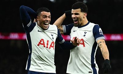 Spurs’ Solanke helps send Manchester United out amid chaotic Carabao Cup tie