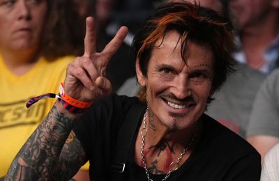 Tommy Lee showers 'once a week'