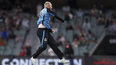 Strikers' Lloyd Pope and D'Arcy Short sink Stars in BBL