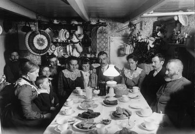 Vintage photos show how Londoners celebrated Christmas 100 years ago